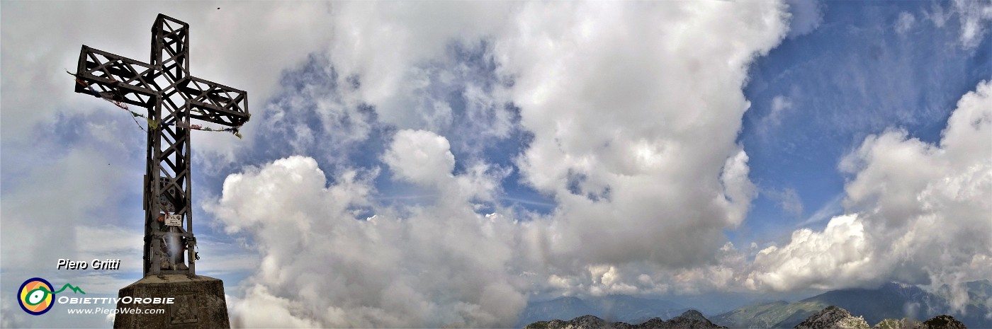 66 Alla croce di vetta del Monte Alben (2020 m).jpg